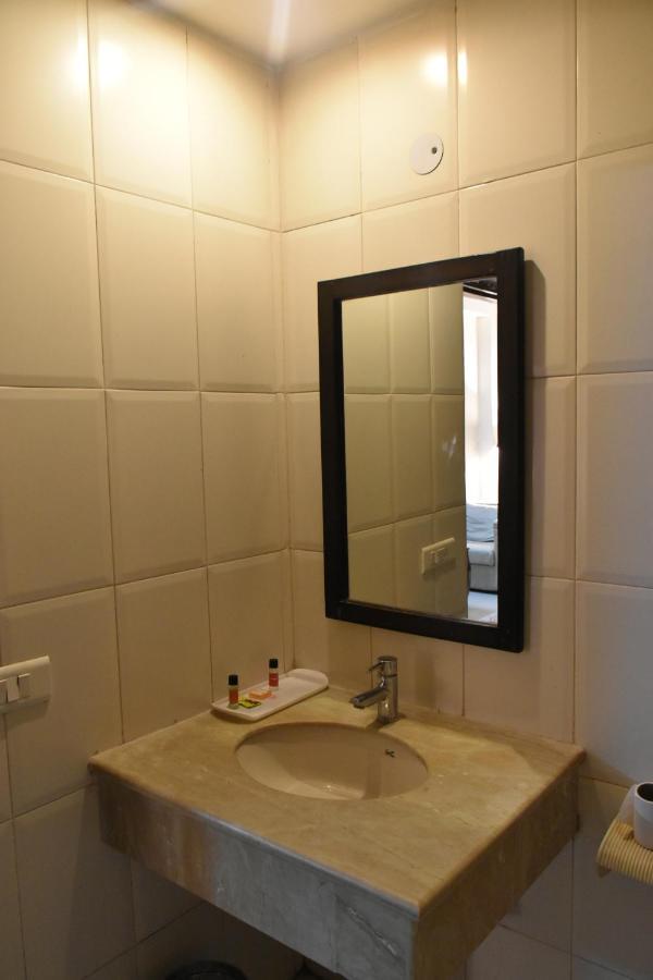 Hotel Lohias Delhi Airport Új-Delhi Kültér fotó